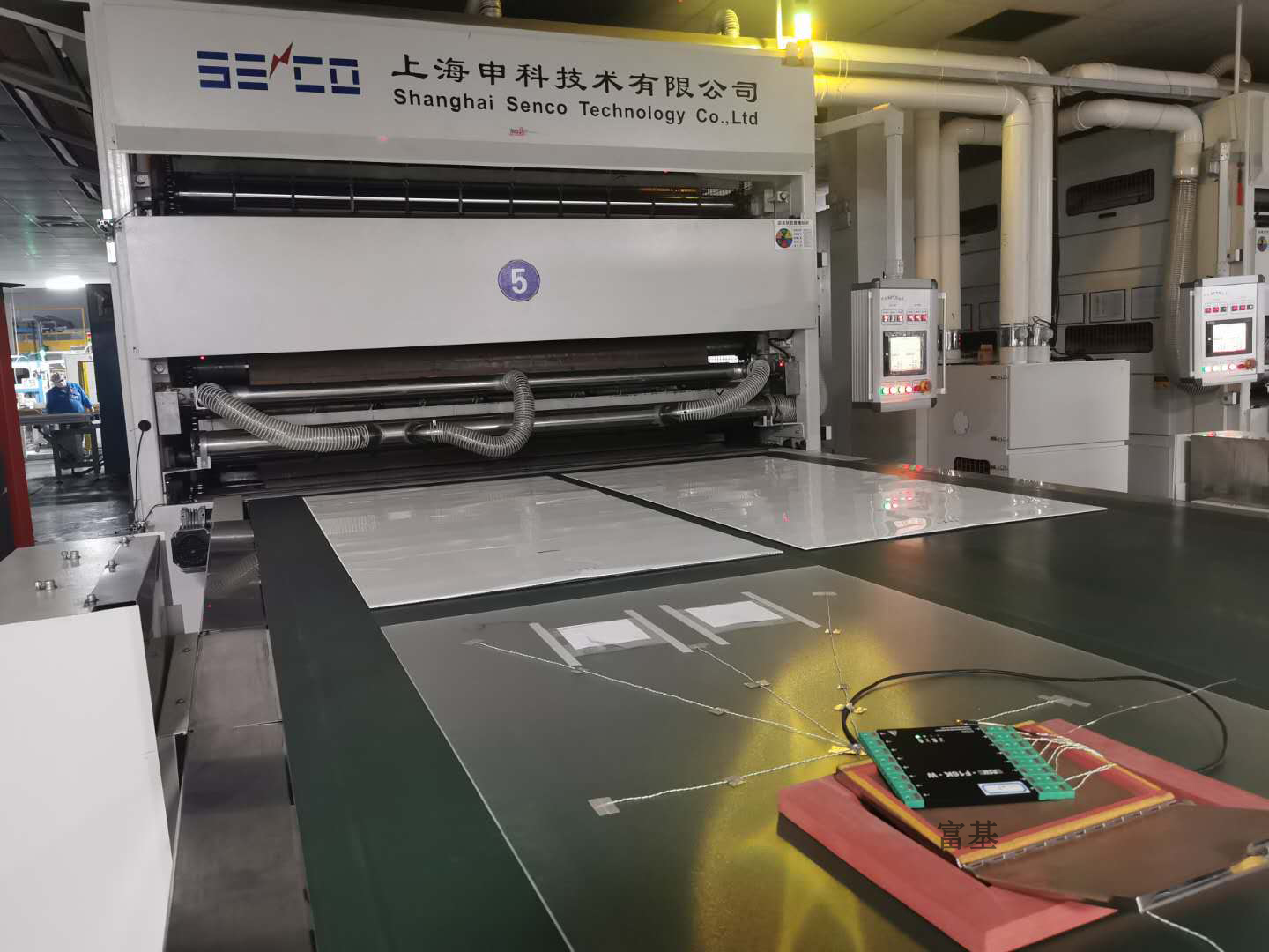 1774519439279783.jpg 层压机测温.jpg